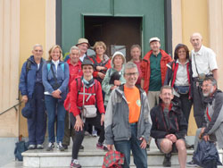 CAI Verbano - Trekking nel Parco di Portofino con il CAI Frascati: ultimo giorno di trekking, prima di salutarci con gli amici di Frascati ci facciamo una foto ricordo davanti alla chiesa di San Rocco di Camogli.